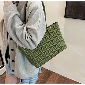 Détail du grand sac cabas vert olive avec texture en cuir matelassé et plissé chic