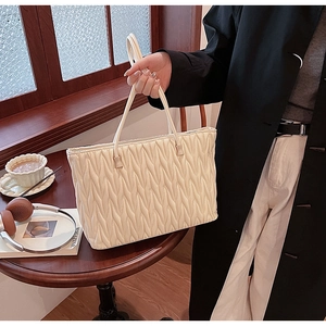Détail du sac cabas blanc crème avec matelassage plissé dense et fines bandoulières