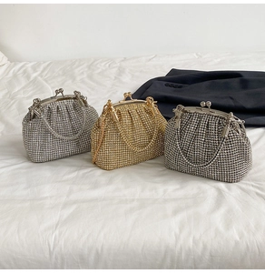 Dettagli di tre borse da sera con strass disponibili nei colori argento oro e grigio