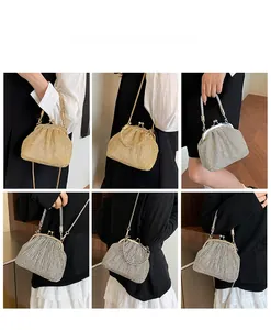 Dettagli della pochette da sera con strass luccicanti, catena e manico di perle