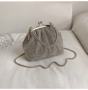 Dettaglio macro dei brillantini scintillanti e della chiusura vintage della borsa argento