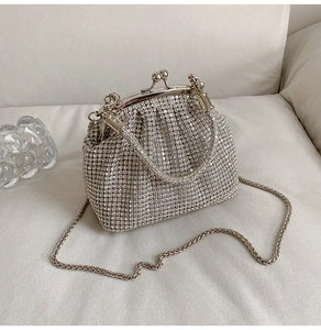 Dettaglio di una borsa da sera di lusso con strass scintillanti e chiusura a sfera