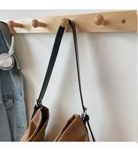 Nahaufnahme der braunen Canvas-Tasche mit schwarzen Lederriemen und Silberbeschlägen