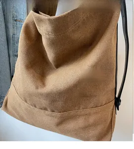 Detailansicht der braunen Canvas-Tasche mit hochwertigem schwarzem Lederriemen