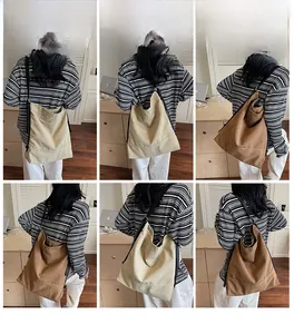 Dettaglio di grandi borse a tracolla in tela beige e caffè indossate da un modello