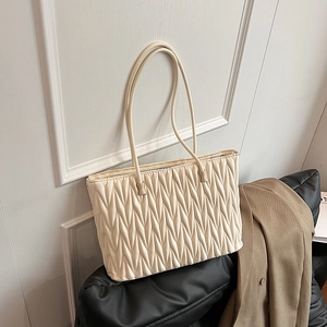 Grand sac cabas matelassé beige pour femme avec de longues anses pour l'épaule