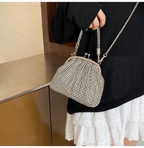 Borsa da sera argentata con strass, chiusura in metallo elegante e tracolla a catena