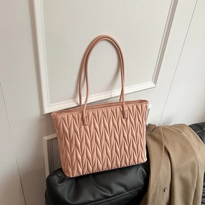 Sac fourre-tout matelassé rose avec texture plissée pour femme mode d'été et travail