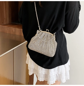 Elegante borsa da sera con diamanti incastonati, strass argento e catena in metallo