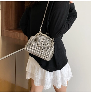 Dettaglio dell'elegante pochette in strass argento con chiusura vintage e tracolla