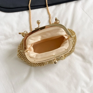 Dettaglio borsa da sera con strass, fodera in raso champagne e catena dorata sottile