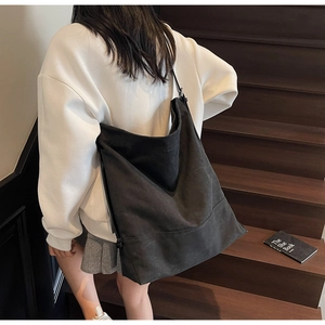 Dettaglio della borsa hobo in tela nera minimalista con grande capacità e tracolla