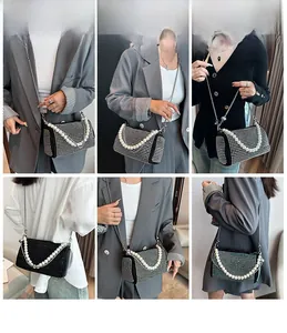 Sac bandoulière en strass noir avec poignée en perles et chaîne argentée sous divers angles