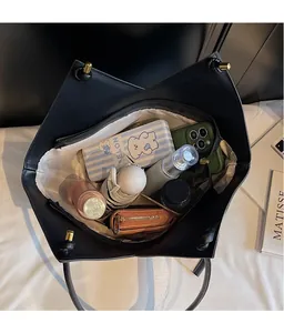 Geräumiges Innenfach der schwarzen Leder-Tote-Bag mit Platz für Handy und Zubehör