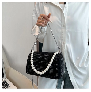 Détail du sac à strass noirs avec poignée en perles et bandoulière en chaîne argent