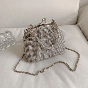 Elegante borsa da sera argento con strass, design a pieghe e tracolla a catena