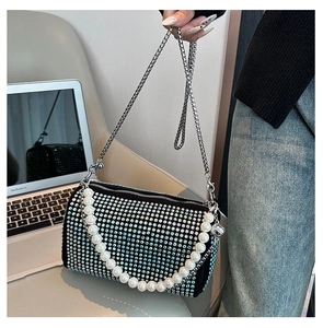 Sac cylindrique en strass avec anse en perles porté avec une tenue décontractée