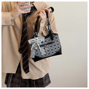 Détail du sac à carreaux style JK avec pendentif nœud en dentelle et chaîne de perles