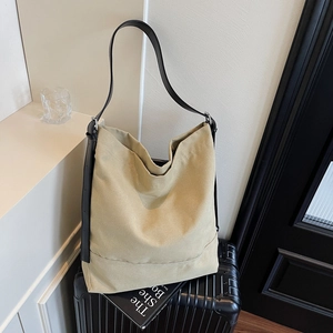 Borsa tote minimalista in tela beige con tracolle nere per uso a spalla e a tracolla