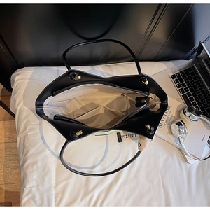 Draufsicht auf die große schwarze Ledertasche mit grauem Futter und Innentasche