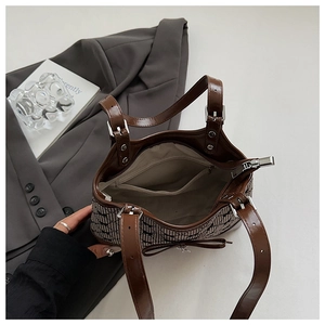 Vue macro du sac à main à motif carreaux avec poche intérieure et détails en cuir