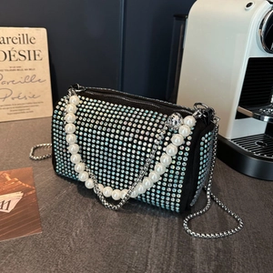 Sac seau scintillant en strass avec anse en perles et bandoulière chaîne