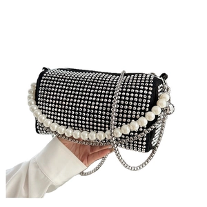 Sac cylindrique noir en cristaux avec poignée en perles et bandoulière chaîne