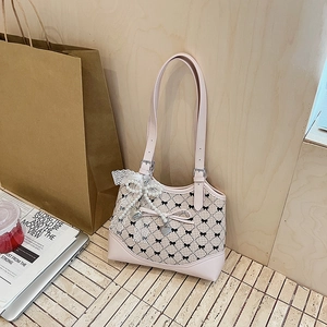 Sac sous le bras à carreaux roses avec nœuds en dentelle, chaîne de perles et pendentif cœur