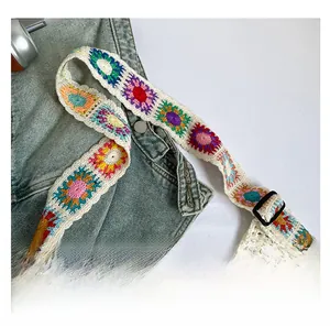 Nahaufnahme des handgefertigten Häkel-Schultergurts mit bunten Strickblumenmustern