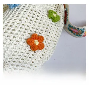 Nahaufnahme der handgefertigten Stricktasche mit bunten 3D-Häkelblumen-Details