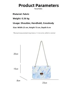Détail du sac à chaîne en denim matelassé bleu clair avec fermoir doré et dimensions