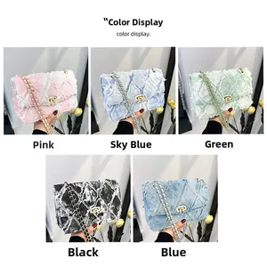 Détails du sac en jean matelassé en cinq couleurs avec texture à bords effilochés