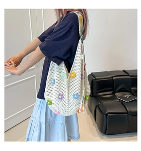 Detail der weißen Häkeltasche mit bunten 3D-Blumenstickereien und großem Fassungsvermögen