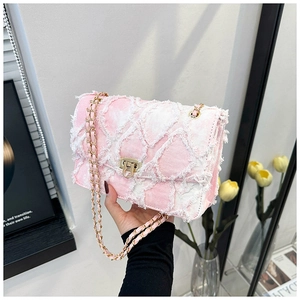 Détail du sac chaîne en tweed rose et blanc avec bords effilochés et fermoir doré