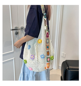 Detail der weißen Häkeltasche mit farbenfrohen handgefertigten 3D-Blumenstickereien