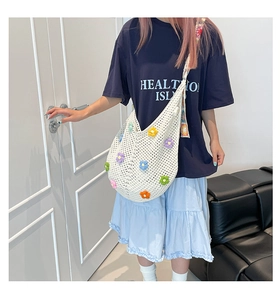 Nahaufnahme der handgefertigten Häkeltasche mit bunten 3D-Blumen und Durchbruchmuster