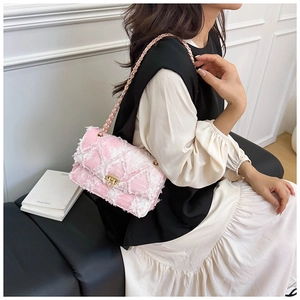 Détails du tweed rose et blanc avec motif matelassé effiloché et bandoulière dorée