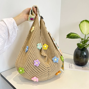 Handgefertigte Häkeltasche mit bunten 3D-Blumen und Regenbogen-Riemen für den Sommer