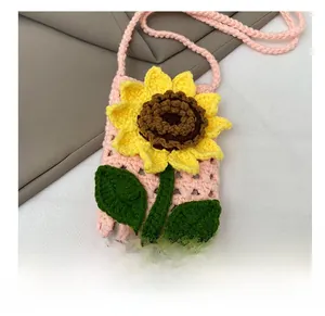 Détail d'un mini sac bandoulière rose au crochet avec tournesol jaune et feuilles vertes
