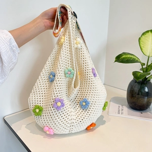 Weiße Häkeltasche mit bunten 3D-Blumen und hohlem Maschenstrick für den Sommer