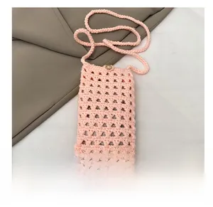 Détail de la pochette téléphone rose au crochet avec motif losange et bandoulière