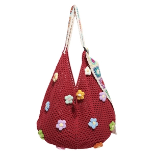 Handgefertigte rote Häkeltasche mit bunten Blumenmustern und Bohème-Stil Design