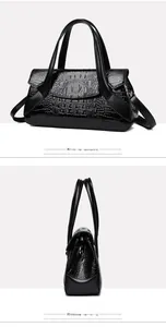 Dettaglio della trama in coccodrillo nero su una borsa a mano vintage in ecopelle