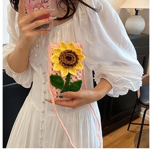 Détail du sac de téléphone crocheté à la main avec tournesol et bandoulière rose