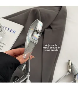 Détail d'une bandoulière argentée laser réglable avec boucle pour sac à main tendance