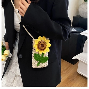 Vue détaillée d'un mini sac à bandoulière au crochet fait main avec une fleur de tournesol