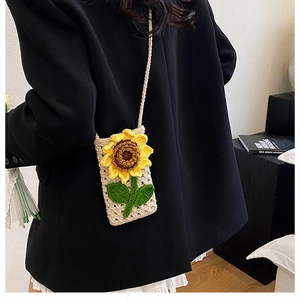Détail du sac bandoulière tricoté tournesol avec motif floral 3D et texture tissée blanche