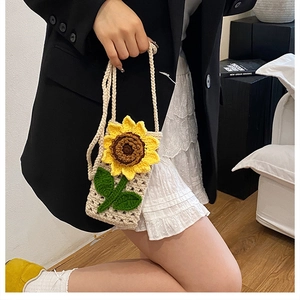 Détail du sac à bandoulière en tricot crème avec motif de tournesol 3D et sangle
