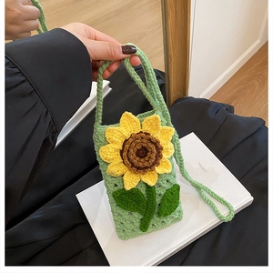 Détail du mini sac vert crocheté à la main avec tournesol et bandoulière en maille