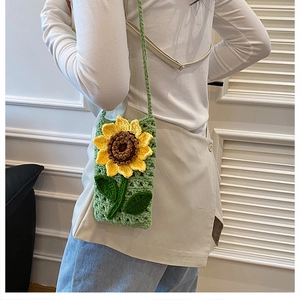 Sac à bandoulière au crochet fait main avec motif tournesol 3D sur base tricotée verte